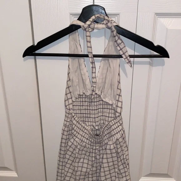 Backless Summer Romper - Picture 2 of 4